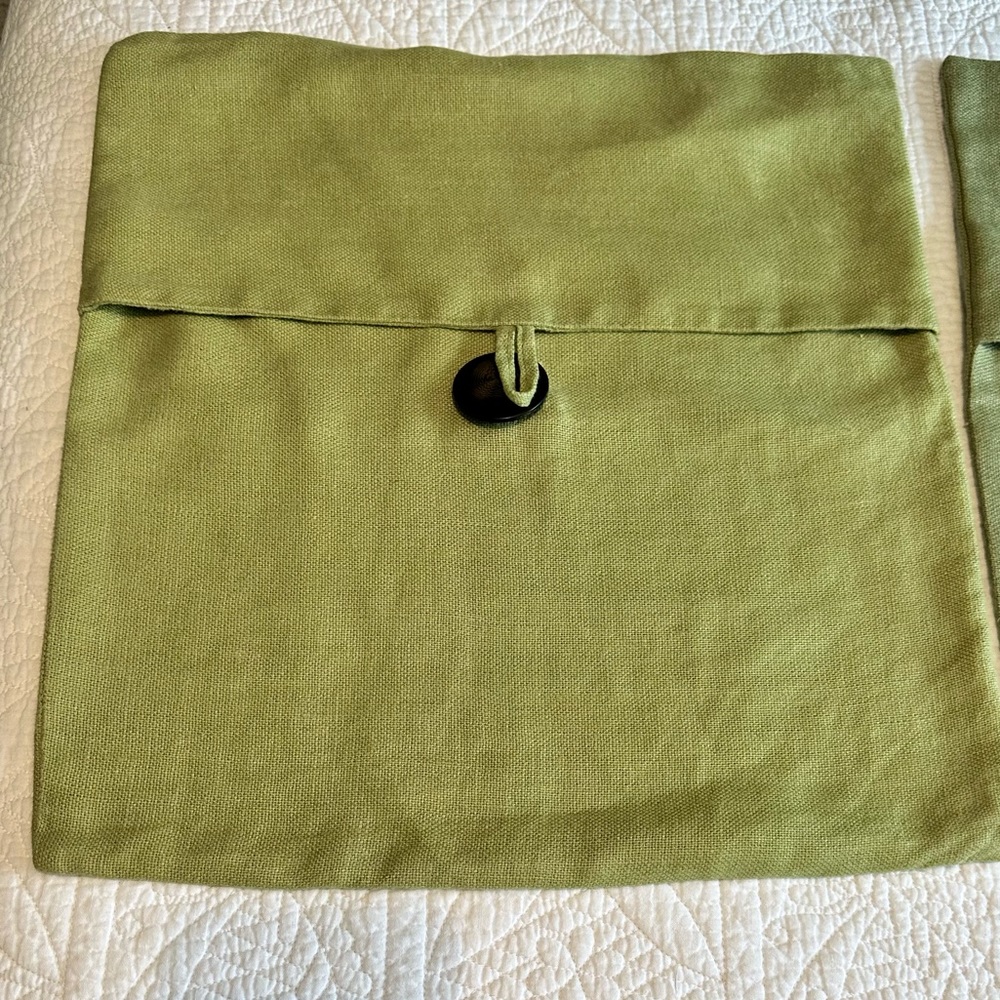 Pottery Barn throw pillow cover. Approximately 18”x18”. Linen blend. No stains.